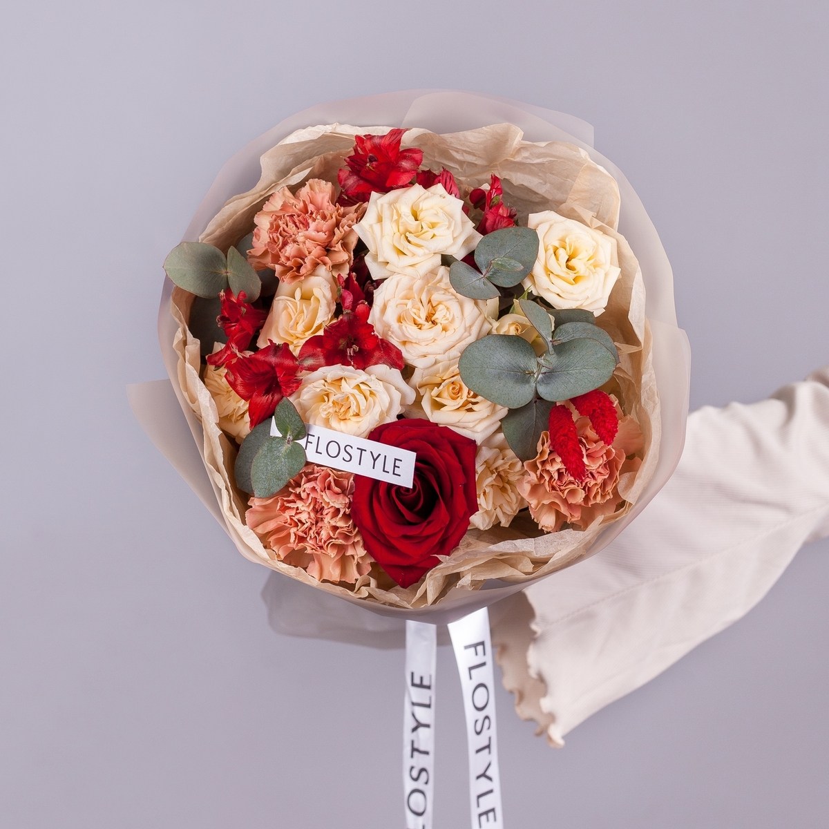 yarkij buket s krasnymi rozami 7